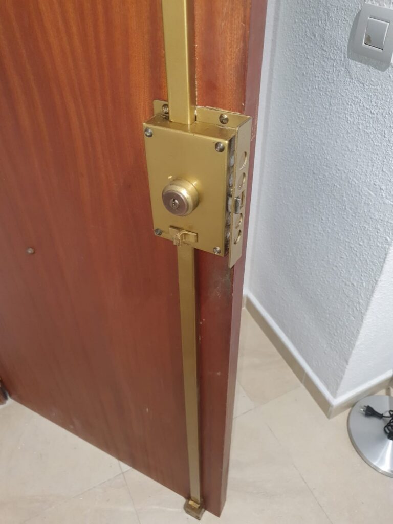 Apertura de puertas Urbanización Albatros Golf